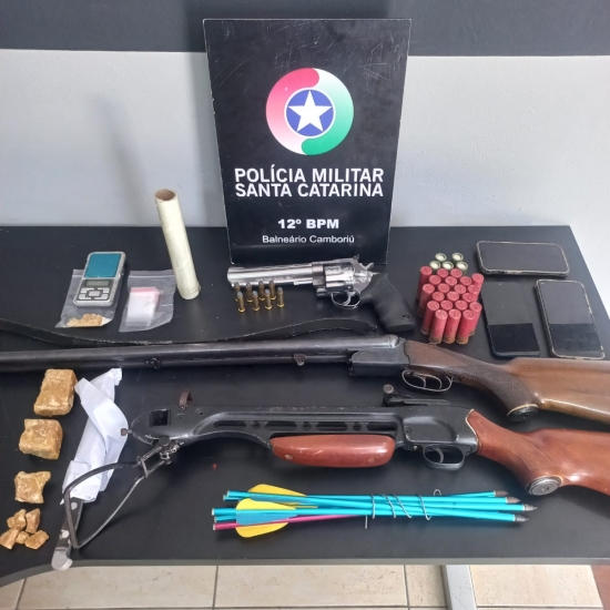 Garagem suspeita é denunciada e ponto de tráfico é desarticulado; PM apreende armas e drogas
