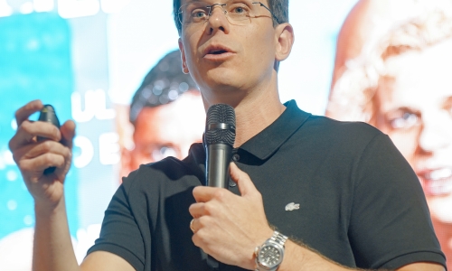 FOTOS NO AR | César Cielo reúne público em palestra de inspiração e superação em Tijucas