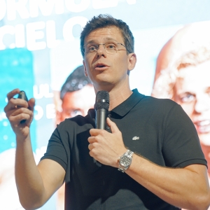 FOTOS NO AR | César Cielo reúne público em palestra de inspiração e superação em Tijucas