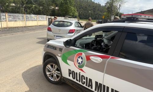 Roubo de carro mobiliza batalhões, helicóptero e termina com prisão em Brusque