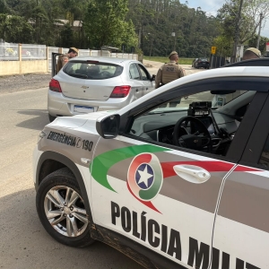 Roubo de carro mobiliza batalhões, helicóptero e termina com prisão em Brusque