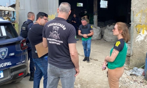 Fiscalização em recicladoras suspeitas de receptação termina com prisão de foragido em Itapema