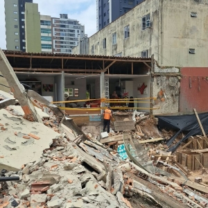 Canteiro de obras desestabiliza terreno e provoca desabamento de casas em Itapema