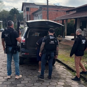 Ação policial em seis municípios resulta em prisões e apreensão de material de organização criminosa