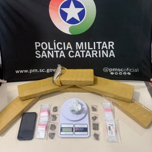 Ponto de tráfico é desmantelado em Tijucas e dois suspeitos são presos pela PM