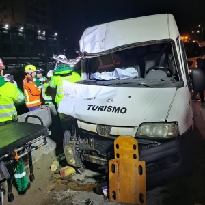 Van com passageiros que voltavam da Oktoberfest se envolve em acidente na BR-101