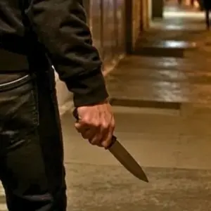 Suspeito de esfaquear duas pessoas é detido após fuga e resistência em Brusque