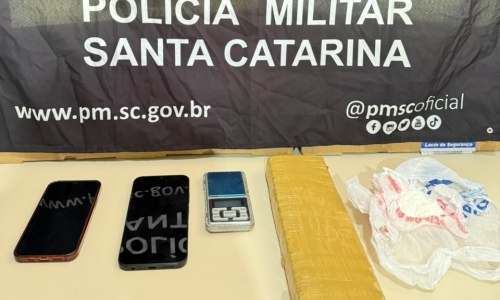 Denúncia de síndico leva PM a apreender quase 900 gramas de drogas em Porto Belo