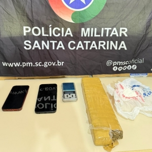 Denúncia de síndico leva PM a apreender quase 900 gramas de drogas em Porto Belo