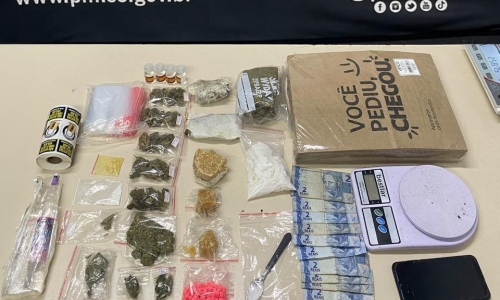 Drogas são apreendidas em quitinete durante operação contra tráfico delivery em Brusque