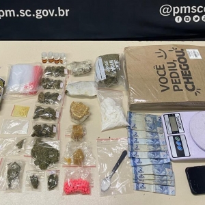 Drogas são apreendidas em quitinete durante operação contra tráfico delivery em Brusque