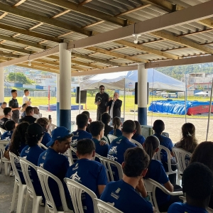 Recordista mundial no salto em altura visita BC e inspira atletas de base com trajetória histórica