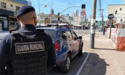 Jovem denuncia agressão e diz ter sido impedida de sair de casa com o filho em Itapema