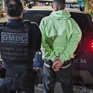 Flagrado pelas câmeras, homem é preso após atear fogo em lixeira no Bairro dos Estados