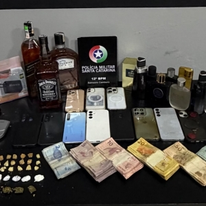 Drogas, dinheiro e objetos suspeitos são apreendidos durante ação policial em BC