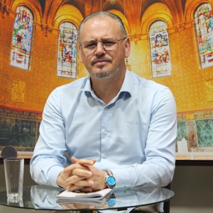 Padre Elizandro Scarsi conduz inspirador momento de fé e bênção nesta quinta-feira, 22 de outubro