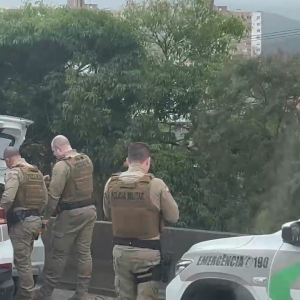 Operação policial mobiliza viaturas e helicóptero na BR-101, em Itapema