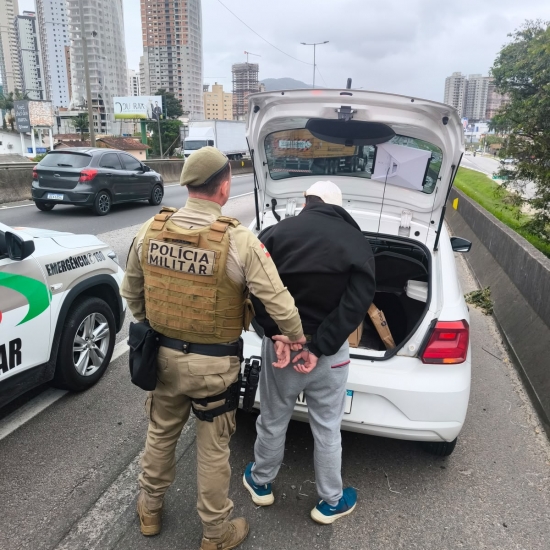 Carga de quase 30 kg de drogas é interceptada na BR-101 em Itapema