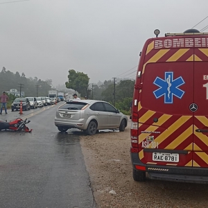 Colisão na SC-410 deixa motociclista ferido e afeta o trânsito entre Tijucas e Canelinha