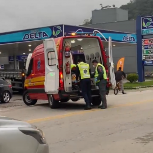 Motociclista de 65 anos fica ferido em colisão com carro em São João Batista