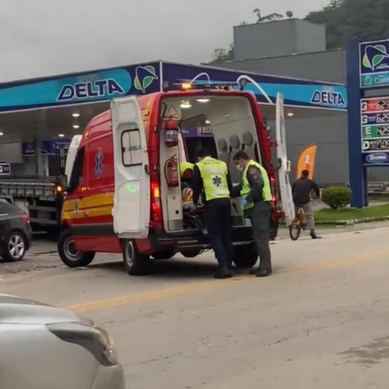 Motociclista de 65 anos fica ferido em colisão com carro em São João Batista