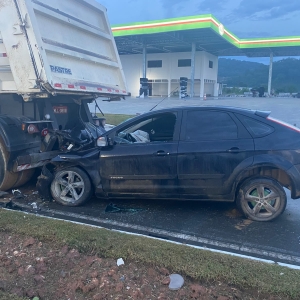 Carro invade canteiro e bate em caminhão parado na rodovia SC-410