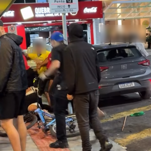 Briga entre apoiadores de partidos rivais marca noite pós-eleição em praça