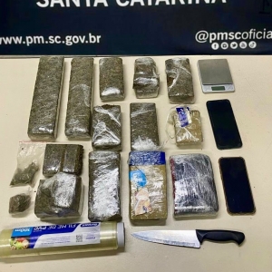 Suspeito tenta se livrar da droga durante abordagem mas quase 6 kg de maconha sõa apreendidos
