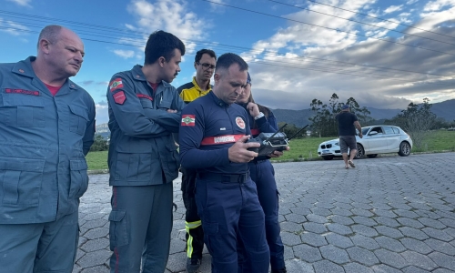 Moto abandonada com chave na ignição leva autoridades a buscarem jovem desaparecida em Canelinha