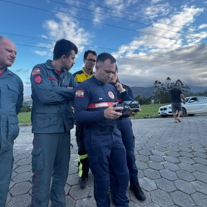 Moto abandonada com chave na ignição leva autoridades a buscarem jovem desaparecida em Canelinha