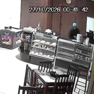 Lanchonete é furtada durante a madrugada e tem porta de vidro quebrada
