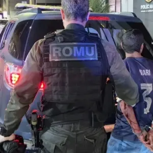 Câmeras identificam moto furtada e perseguição termina com suspeito escondido em buraco