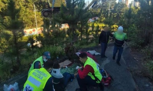 Vítima de 22 anos é atingida por equipamento durante obras em avenida