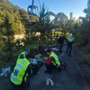 Vítima de 22 anos é atingida por equipamento durante obras em avenida