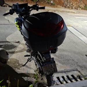 Moto roubada em BC é encontrada com suspeito após rastreamento da PM