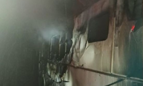 Motorhome é consumido por incêndio; foco das chamas reacendeu e exigiu retorno dos bombeiros