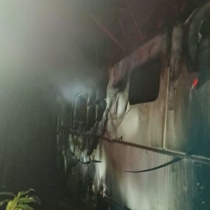 Motorhome é consumido por incêndio; foco das chamas reacendeu e exigiu retorno dos bombeiros