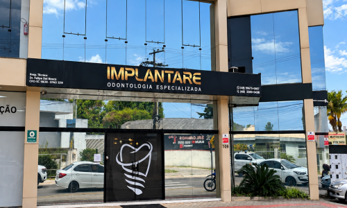 DO IMPLANTE À ESTÉTICA | Clínica reúne diferentes especialidades odontológicas em Tijucas