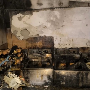 Fogo atinge cozinha de lanchonete; fritadeira ligada pode ter sido a origem de incêndio