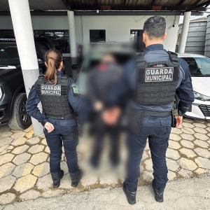 Homem mandado pelos crimes de ameaça e descumprimento de medida protetiva é localizado e detido