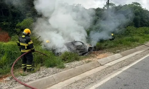 Carro em chamas atravessa rodovia e sai da pista após início de incêndio