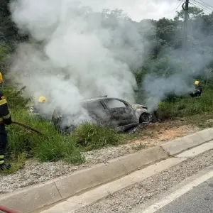 Carro em chamas atravessa rodovia e sai da pista após início de incêndio