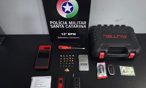 Hilux furtada é recuperada e PM encontra equipamentos usados em furtos de veículos