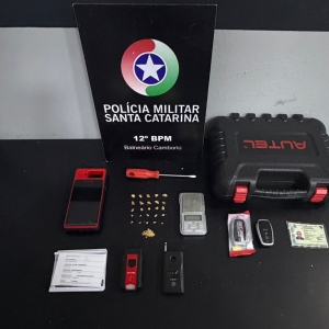 Hilux furtada é recuperada e PM encontra equipamentos usados em furtos de veículos