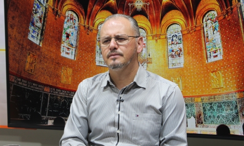 Padre Elizandro Scarsi conduz inspirador momento de fé e bênção nesta quinta-feira, 29 de outubro