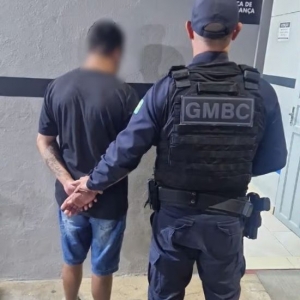 Venda irregular de rosas termina em detenção após vendedor ameaçar fiscais