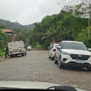 Discussão e agressão entre casal termina com homem morto a facadas; companheira é suspeita