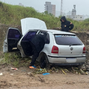 Corpo de homem é encontrado dentro de carro abandonado e com marcas de tiros