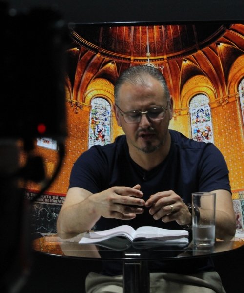 Padre Elizandro Scarsi encerra a semana com bênçãos e esperança no programa Tarde de Fé