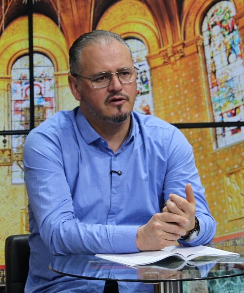 Renove sua fé e encontre força nas mensagens e orações do Padre Elizandro, ao vivo nesta tarde